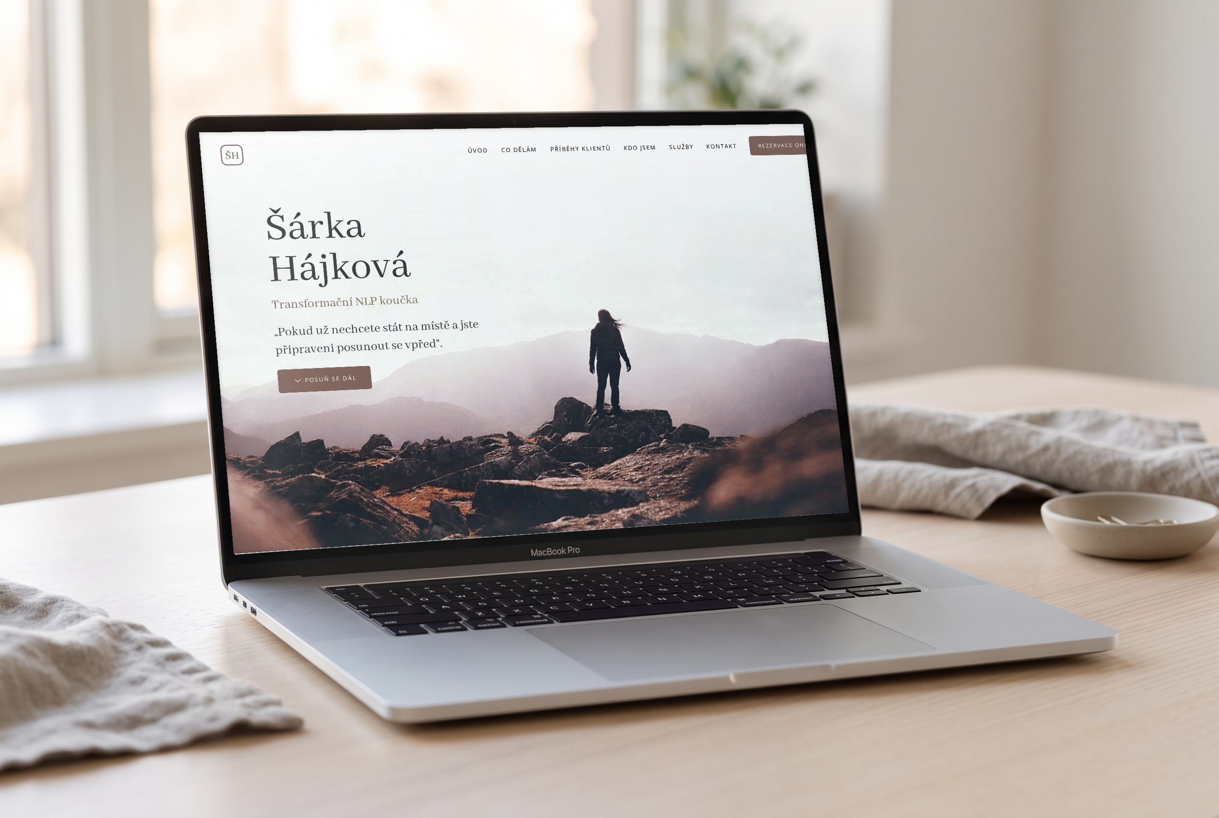 Shajkova — náhled webu v mockupu MacBooku
